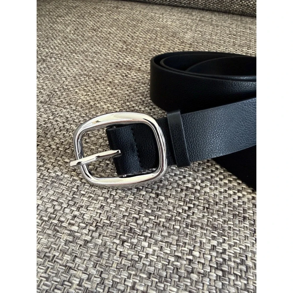 H&M Black Leather Belt Sz Medium Silver Tone Round Buckle. 42